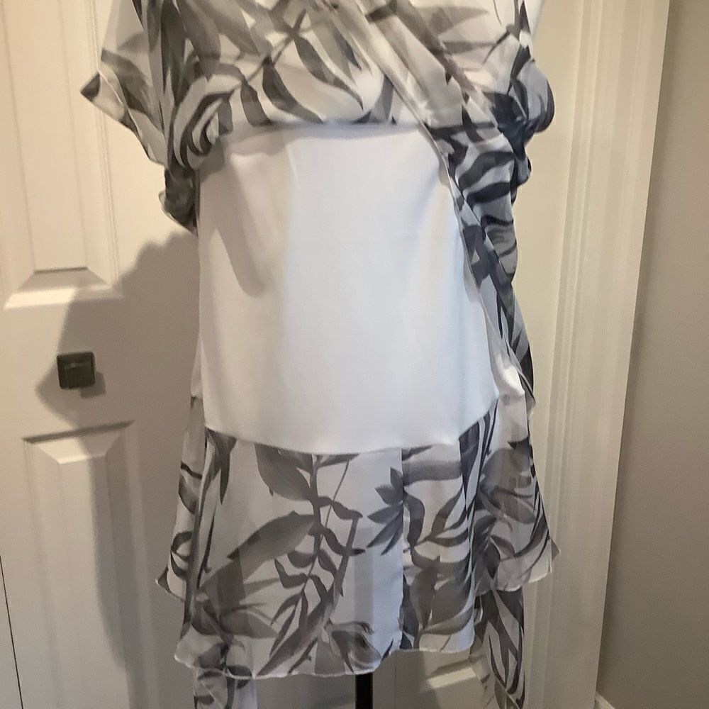 ‎CLEO SLEEVELESS ASYMMETRICAL TUNIC Size XS - Picture 8 of 10
